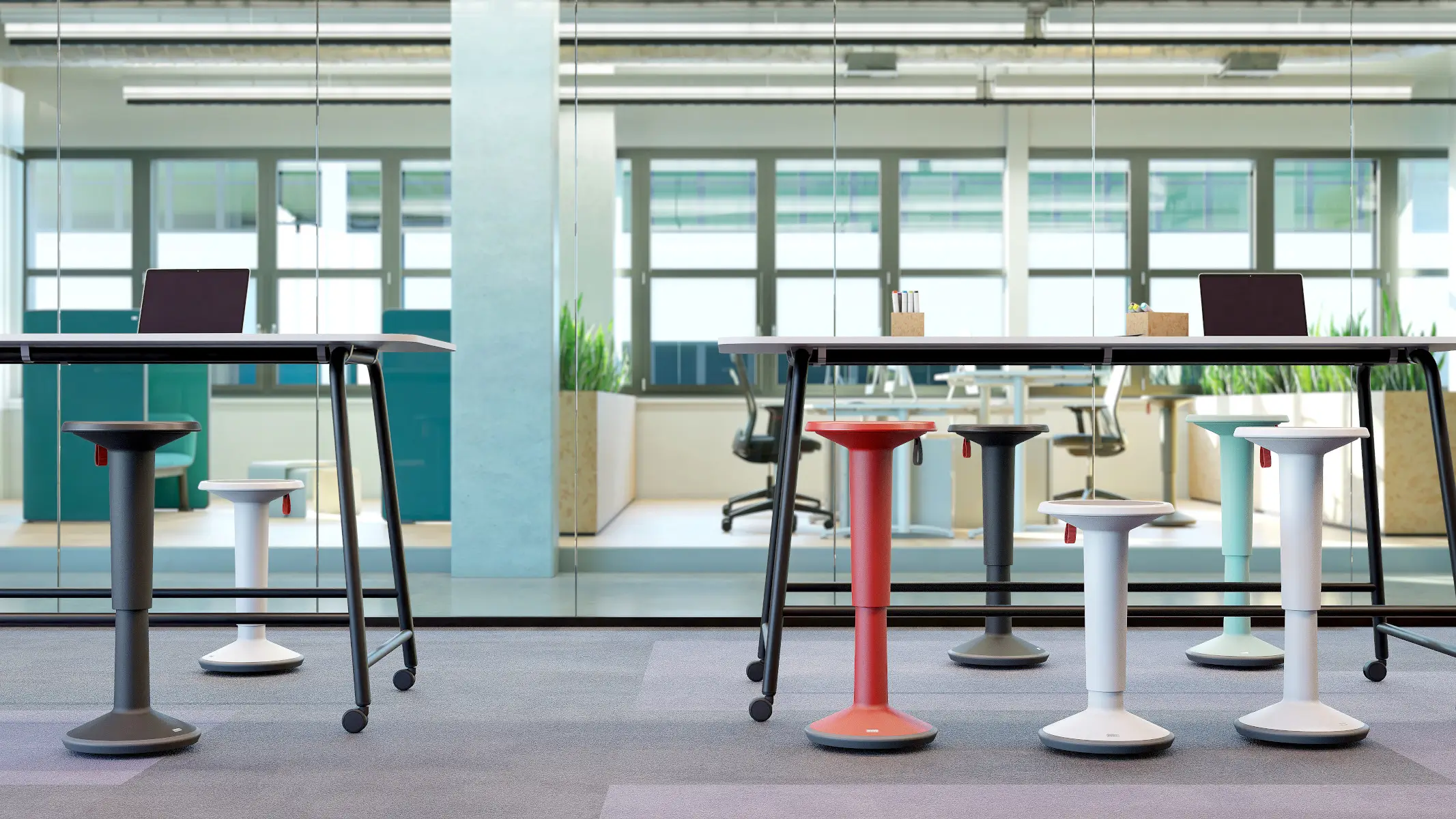 Interstuhl UP Stehhocker in verschiedenen Farben an Steharbeitsplätzen im modernen Büro