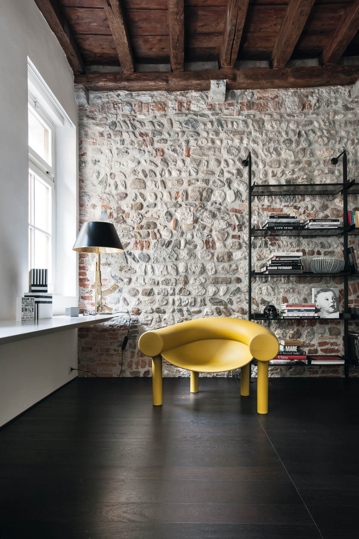 Magis Sam Son Sessel im minimalistischen Wohnbereich, ergonomisch, hochwertig und stilvoll – italienisches Design