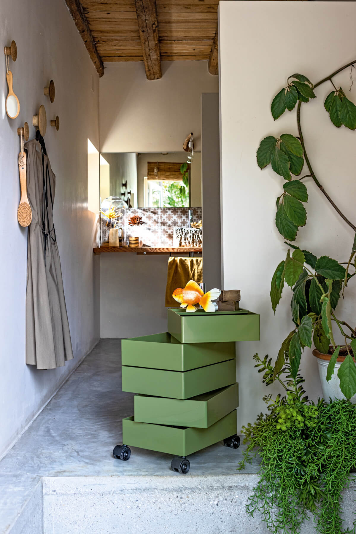 Moderner Magis 360° Rollcontainer mit 5 Fächern, mobil und stilvoll – perfekter Ordnungshelfer im Arbeitsbereich