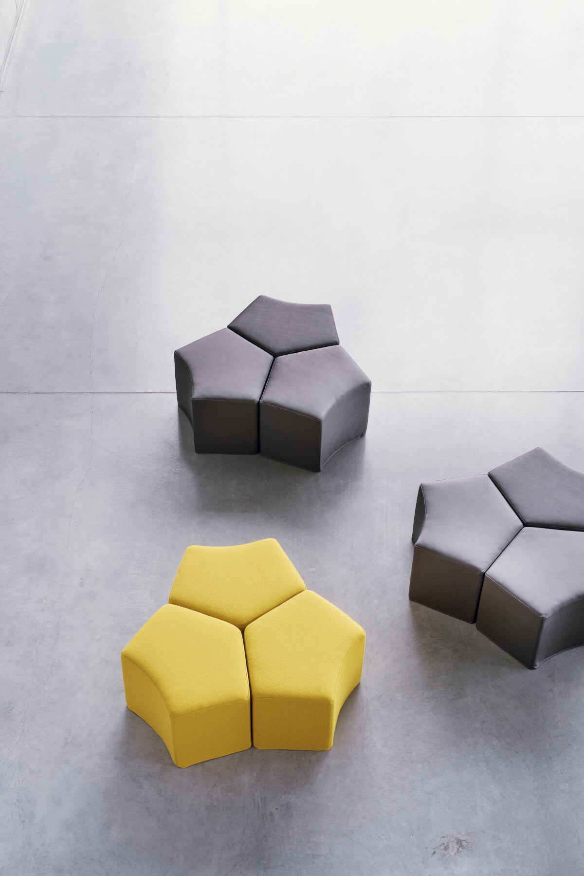 Moderner Softline Pause Hocker mit gepolsterter Sitzfläche für stilvolle Sitzplätze im Büro oder Wohnbereich