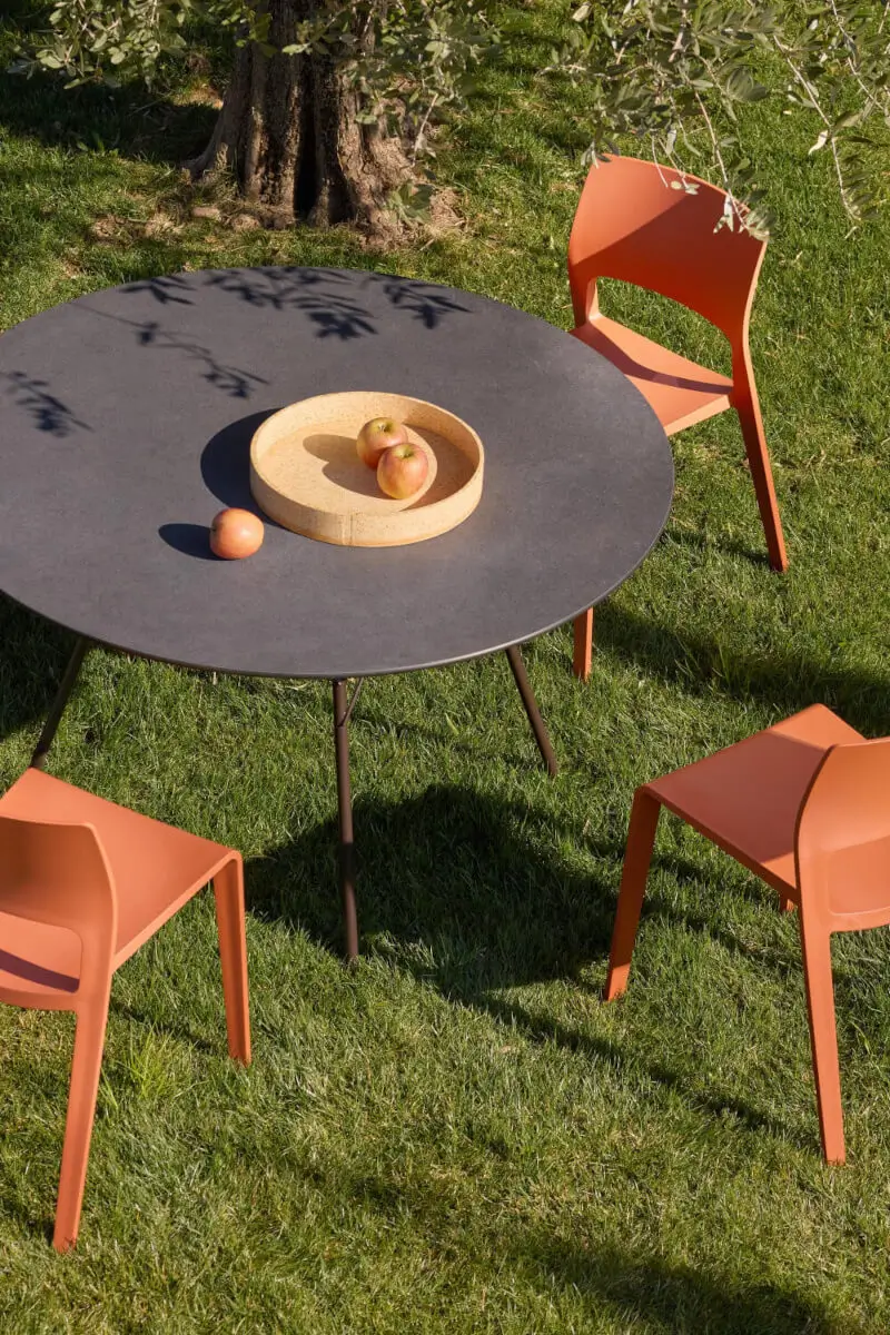 Arper Leaf Gartentisch mit runder Tischplatte und feinem Metallgestell als moderner Esstisch für sonnige Gartenbereiche.
