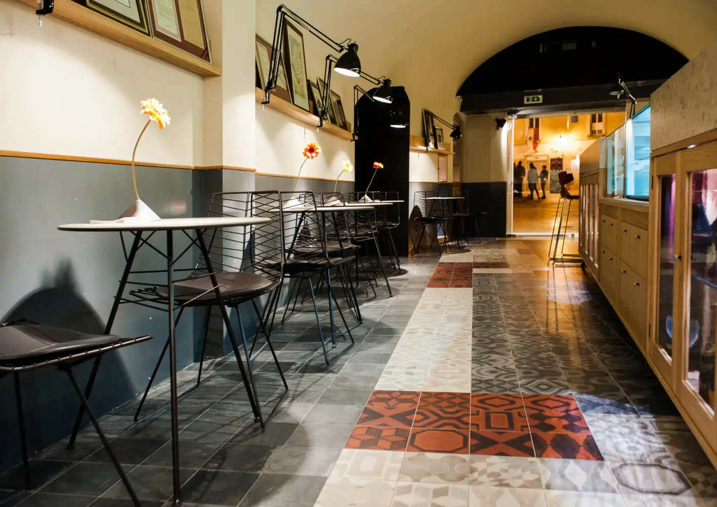Arper Leaf Bistrotisch mit runder Tischplatte und filigranem Metallgestell mit Querstreben für moderne Gastronomiebereiche.