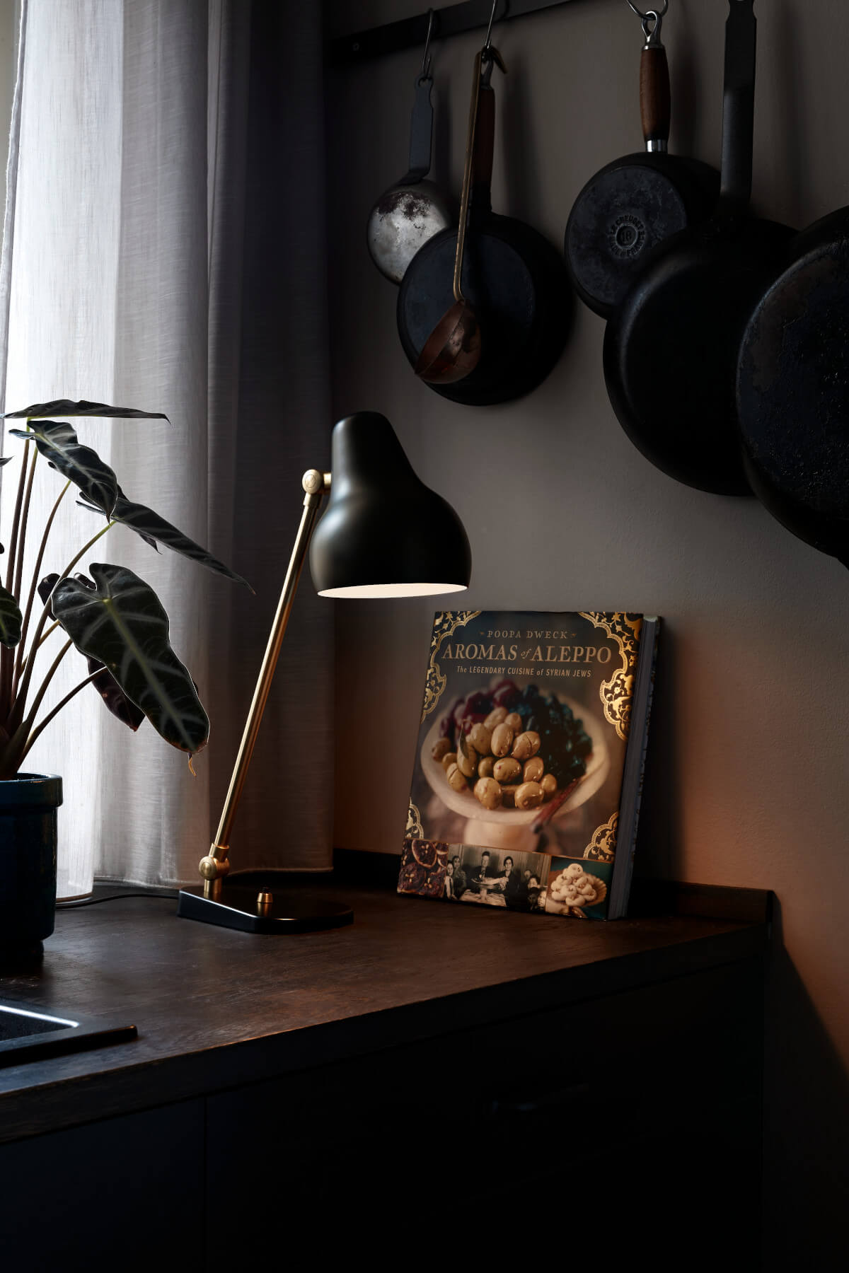 Louis Poulsen VL 38 mit rundem Lampenschirm, Designer Tischleuchte für gemütliche und flexible Beleuchtung.