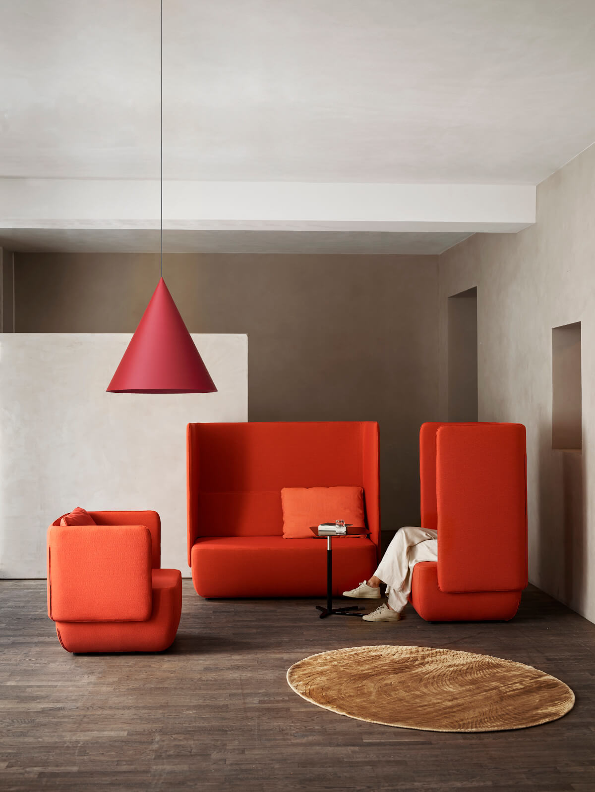 Opera Sessel niedrig von Softline, bequemer Polstersessel mit klaren Linien, Design-Sessel für Wohn- und Lounge-Bereiche