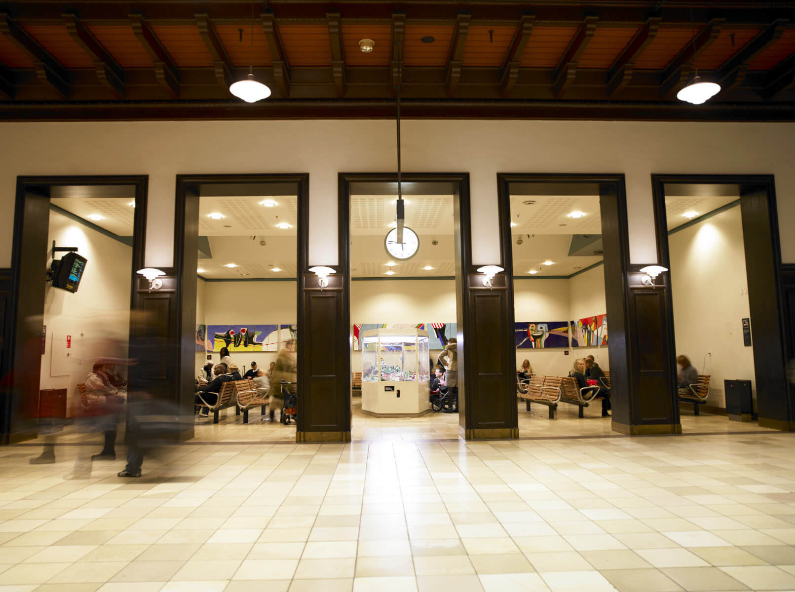 Elegante Louis Poulsen PH 3/2 Wandleuchte mit dreiteiligem Schirm für optimale Lichtstreuung und modernes Ambiente.