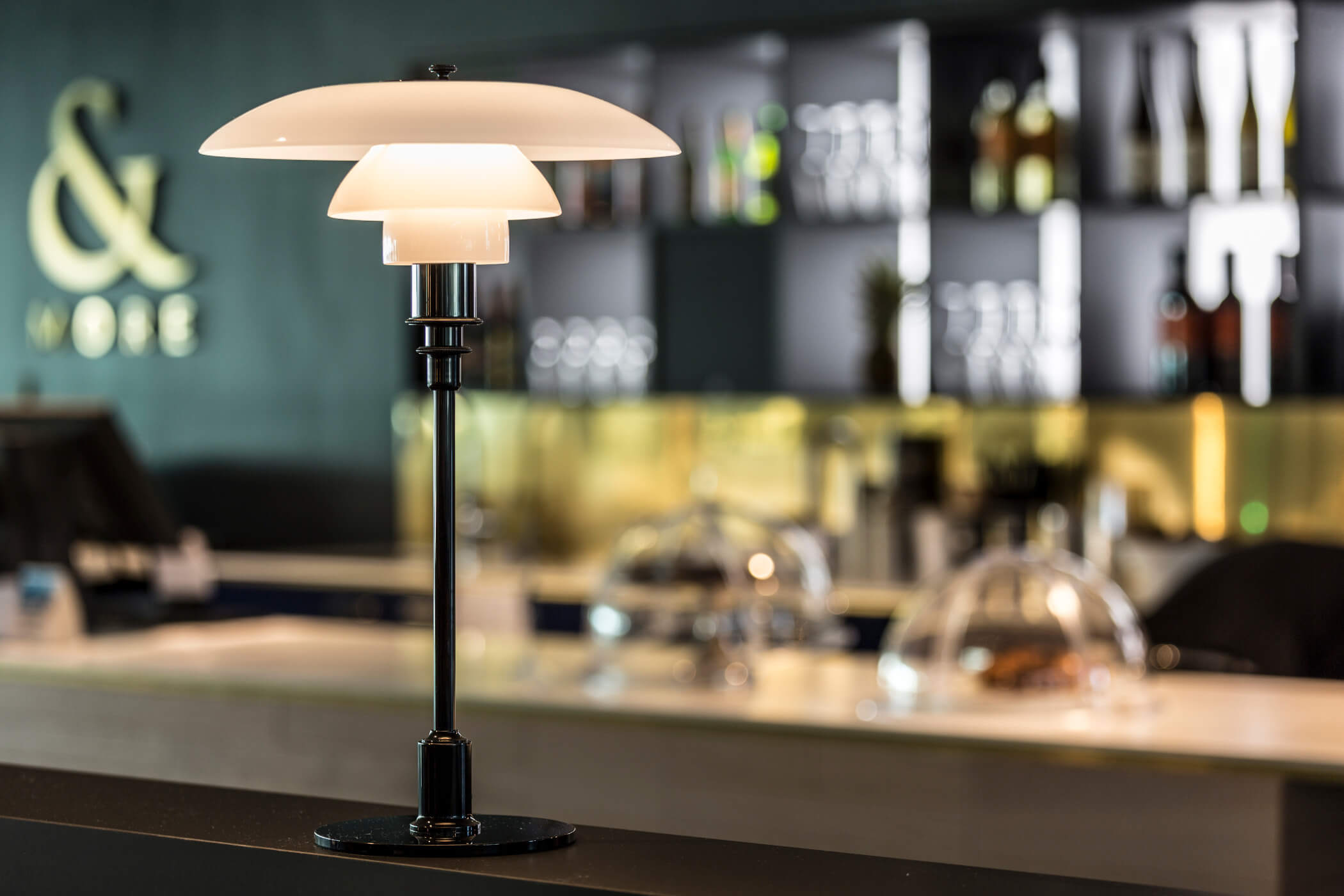 Louis Poulsen PH 3/2 Tischleuchte – Stilvolles Design Louis Poulsen PH 3/2 Tischleuchte mit dreiteiligem Schirm für blendfreies Licht und stilvolle Ambiente-Beleuchtung.
