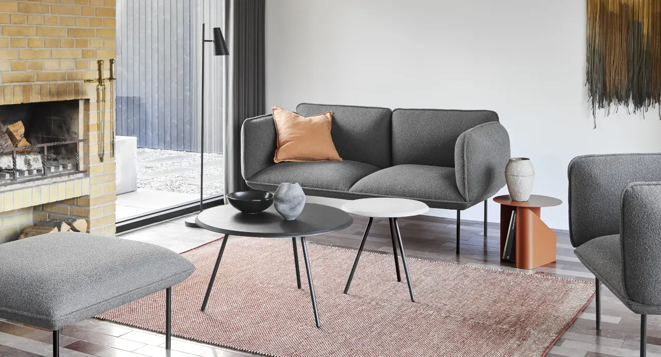 kleines-wohnzimmer-sofa-couchtisch-stehleuchte.webp?width=3000