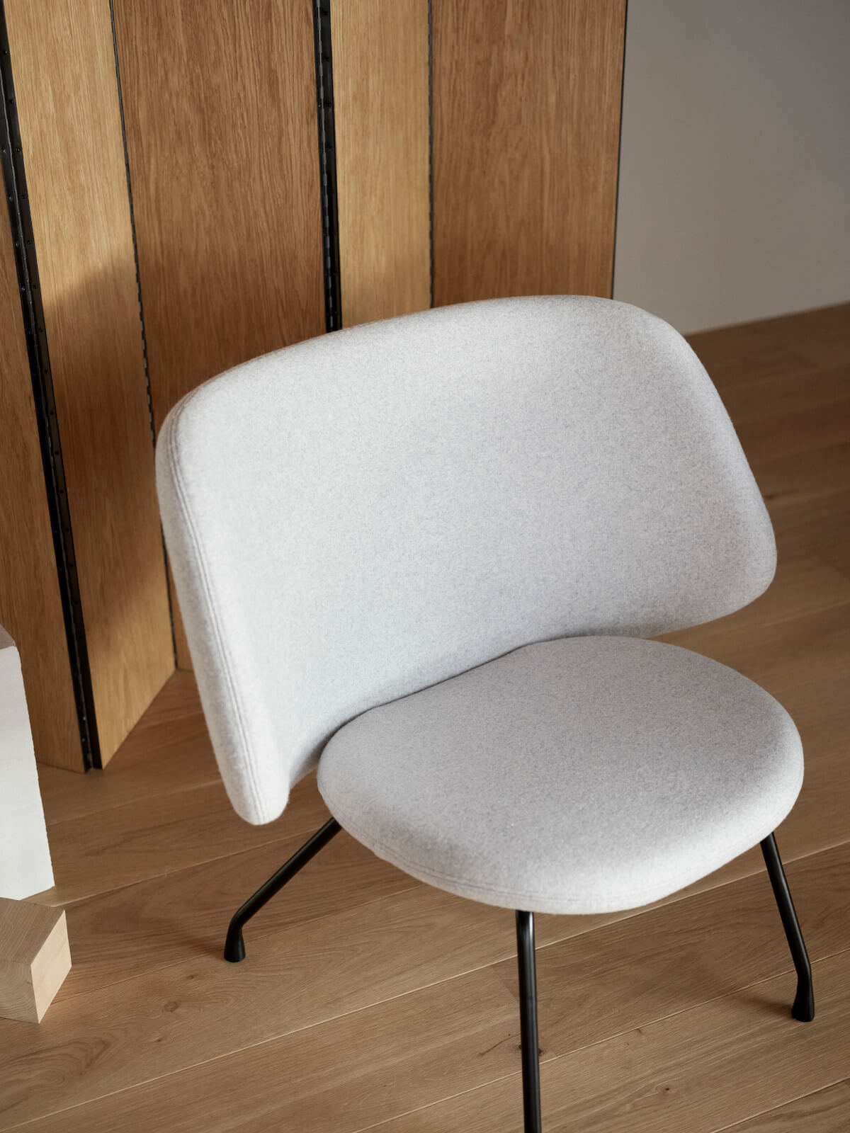 Moderner Evy Sessel von Softline mit bequemer Polsterung, minimalistisches skandinavisches Möbeldesign