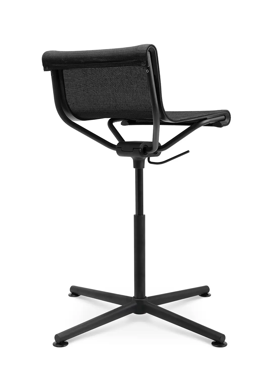 Schrägansicht von hinten des Wagner d1 Highstools mit atmungsaktiver Netzbespannung und schwarzem 4-Stern-Gestell.