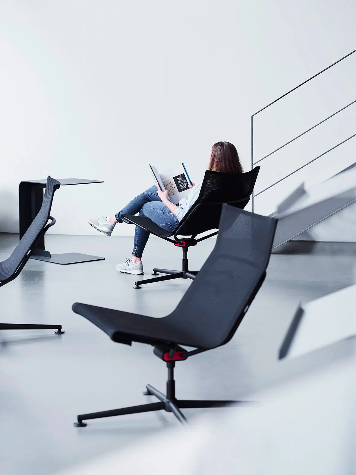 Wagner d1 Low Lounge in Schwarz als komfortabler Loungesessel in einem modernen Warte- und Lesebereich.