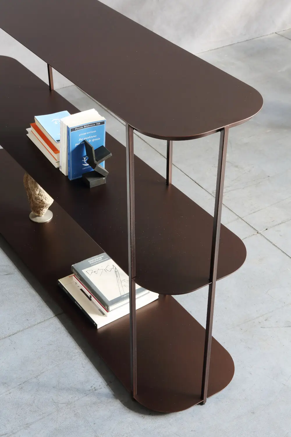 Detailansicht des Zeus Eveline Sideboards mit 4 abgerundeten Ecken und filigraner Stahlkonstruktion mit offenen Ablageflächen.