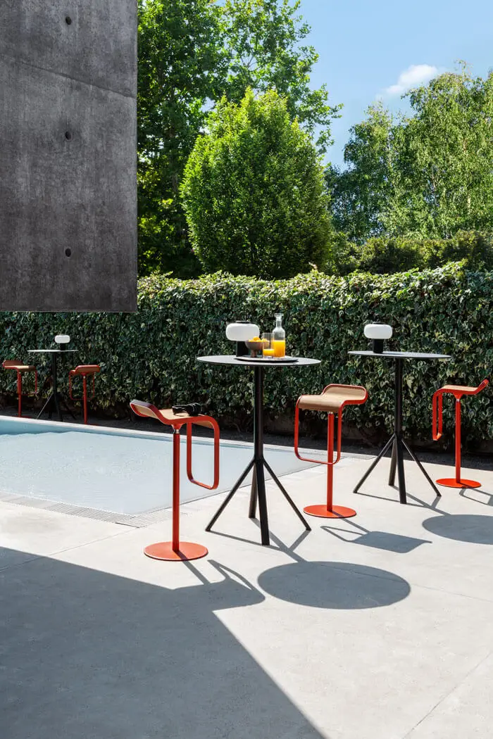 Lapalma LEM Outdoor-Barhocker mit Hochtischen in einem modernen Pool- und Terrassenbereich.