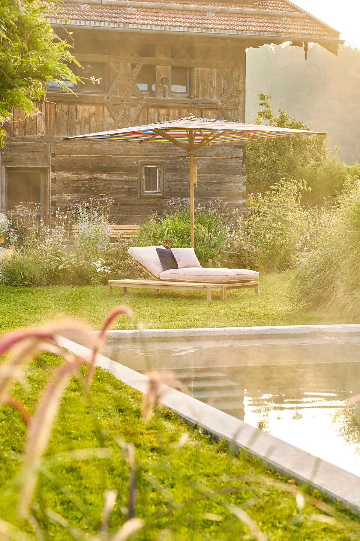 Weishäupl Teakschirm 300 x 300 cm mit farbenfroher Bespannung als hochwertiger Sonnenschutz am Pool und im Garten