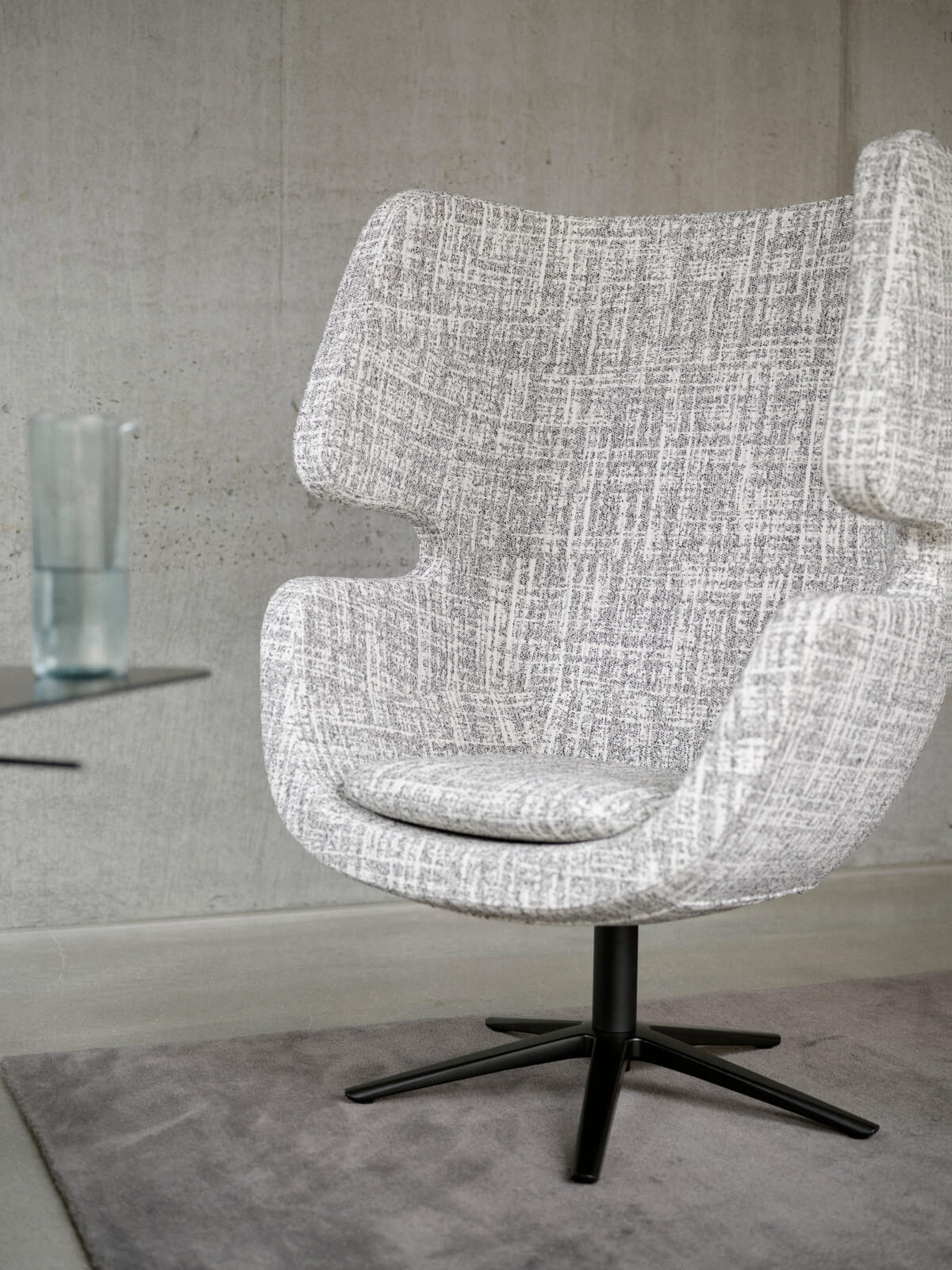 Design Drehsessel Moai von Softline, bequemer Lounge-Sessel mit weicher Polsterung und zeitlosem Look