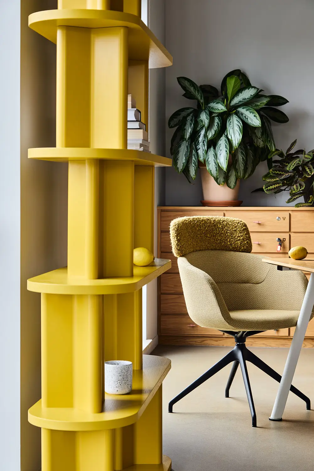 Noti Cactus Regal 120 x 32 cm in Gelb als Design-Regal neben einem modernen Arbeitsplatz