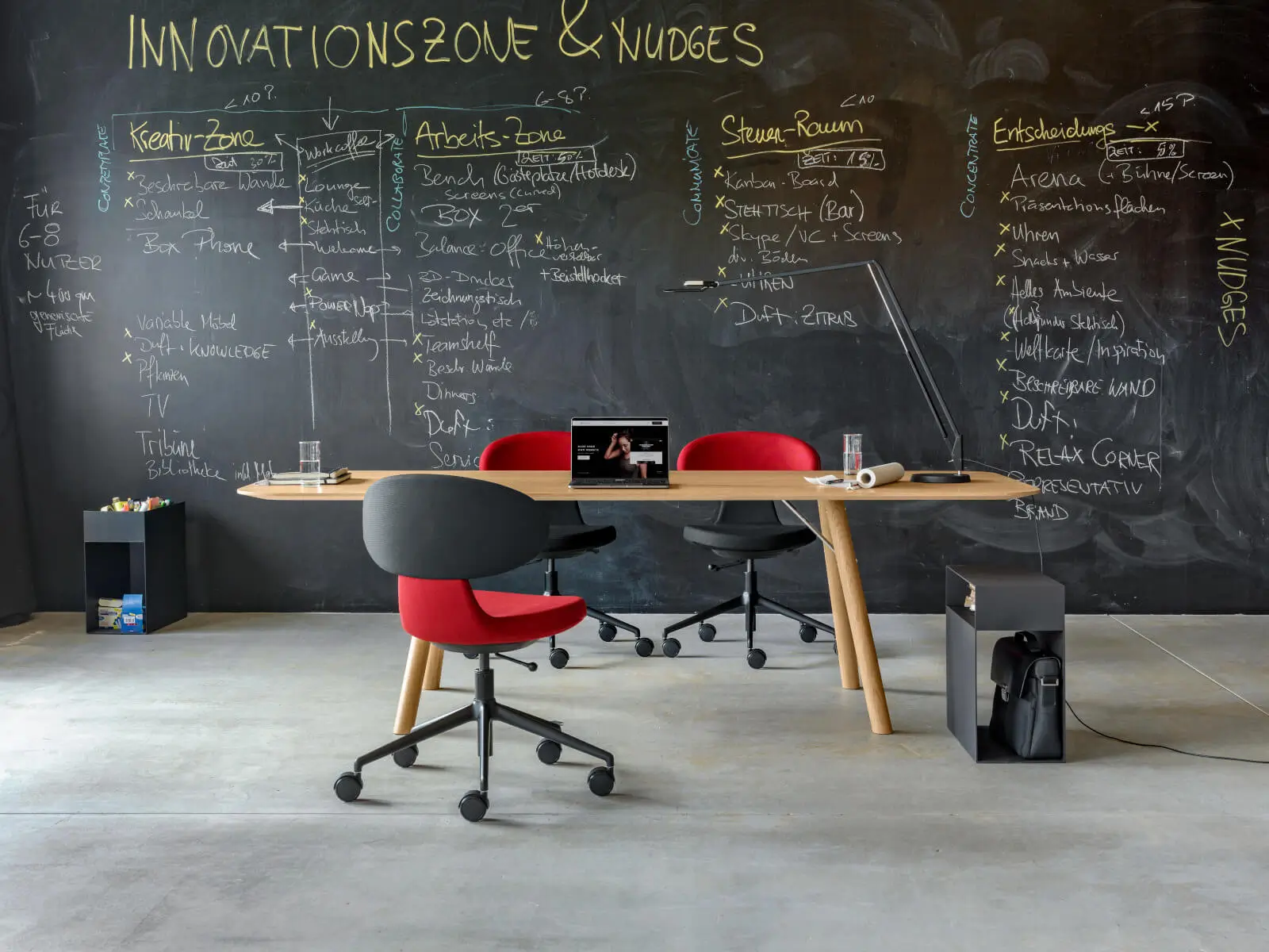 Girsberger Simplex 3D Drehstühle an einem Besprechungstisch für flexible Meetings und gemeinsames Arbeiten.