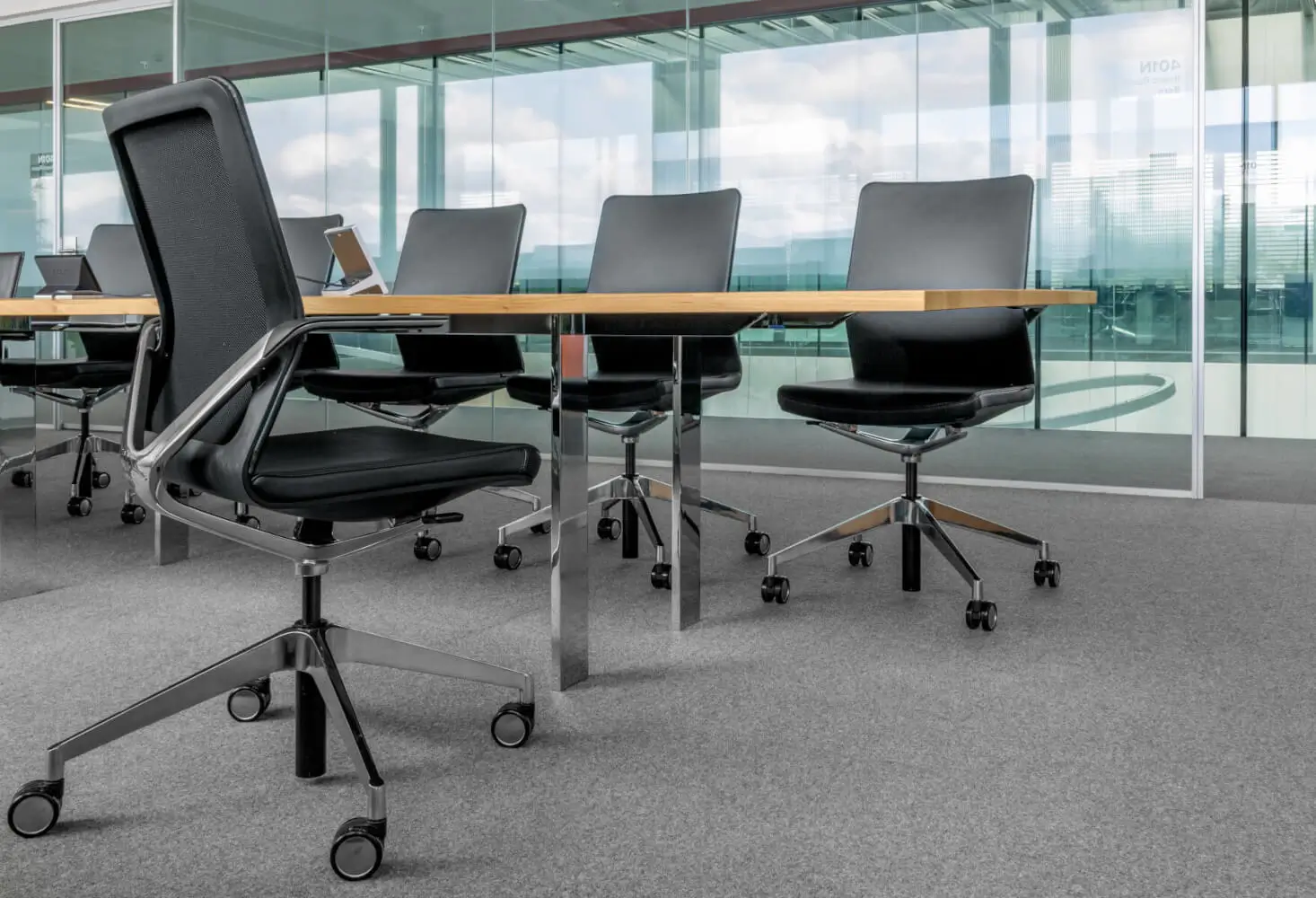 Girsberger Linq Bürostühle mit Netzrücken an einem großen Besprechungstisch