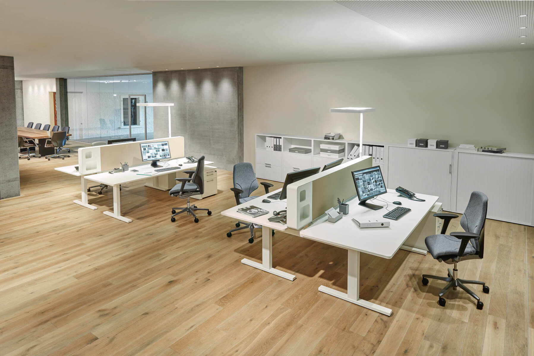 Giroflex 64-9878 Bürostuhl als Chefsessel nutzbar, mit höhenverstellbarer Kopfstütze und ergonomischen Funktionen