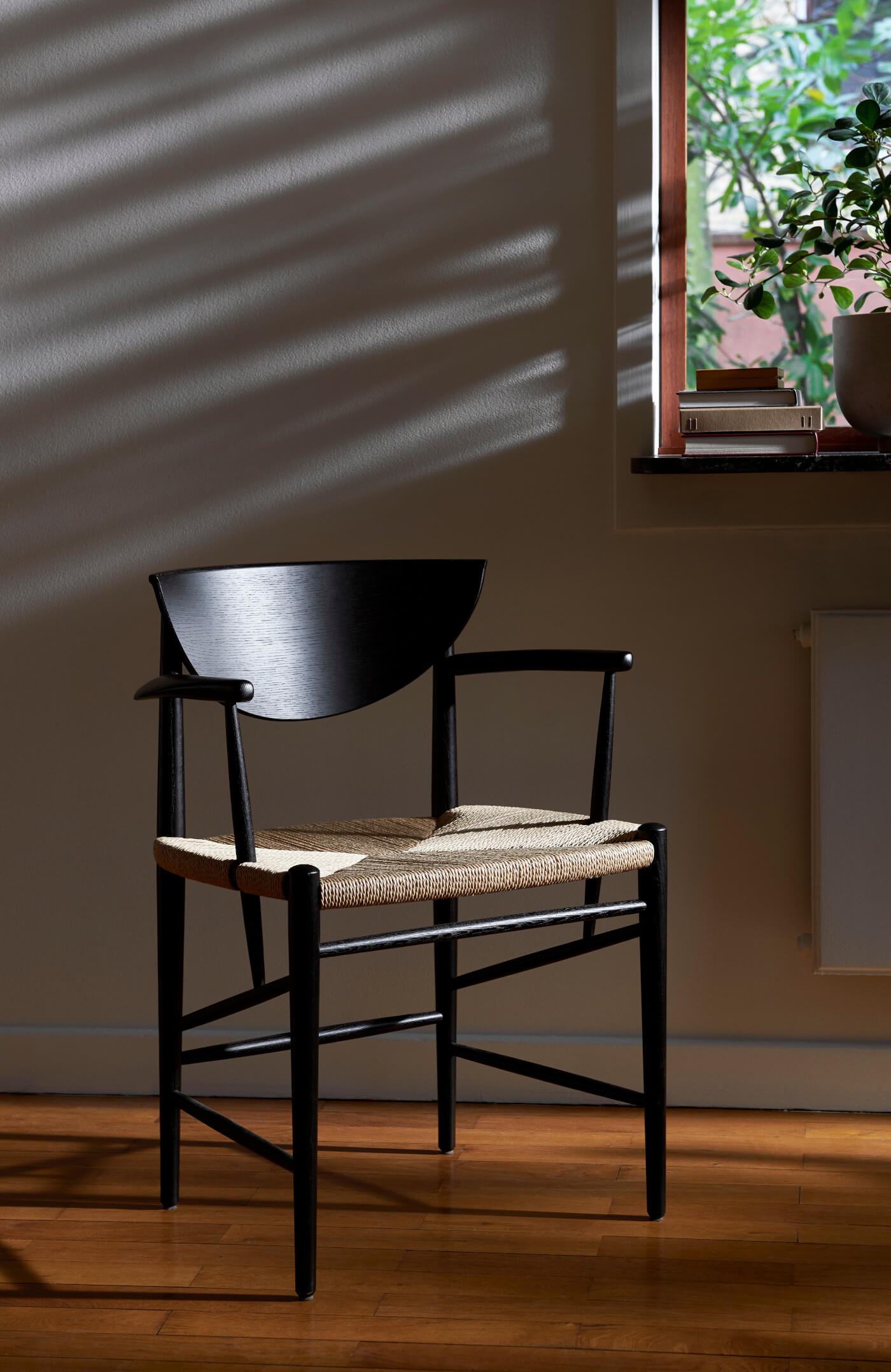 &Tradition Drawn HM4 Armlehnstuhl im modernen Esszimmer, komfortabel, elegant und hochwertig verarbeitet