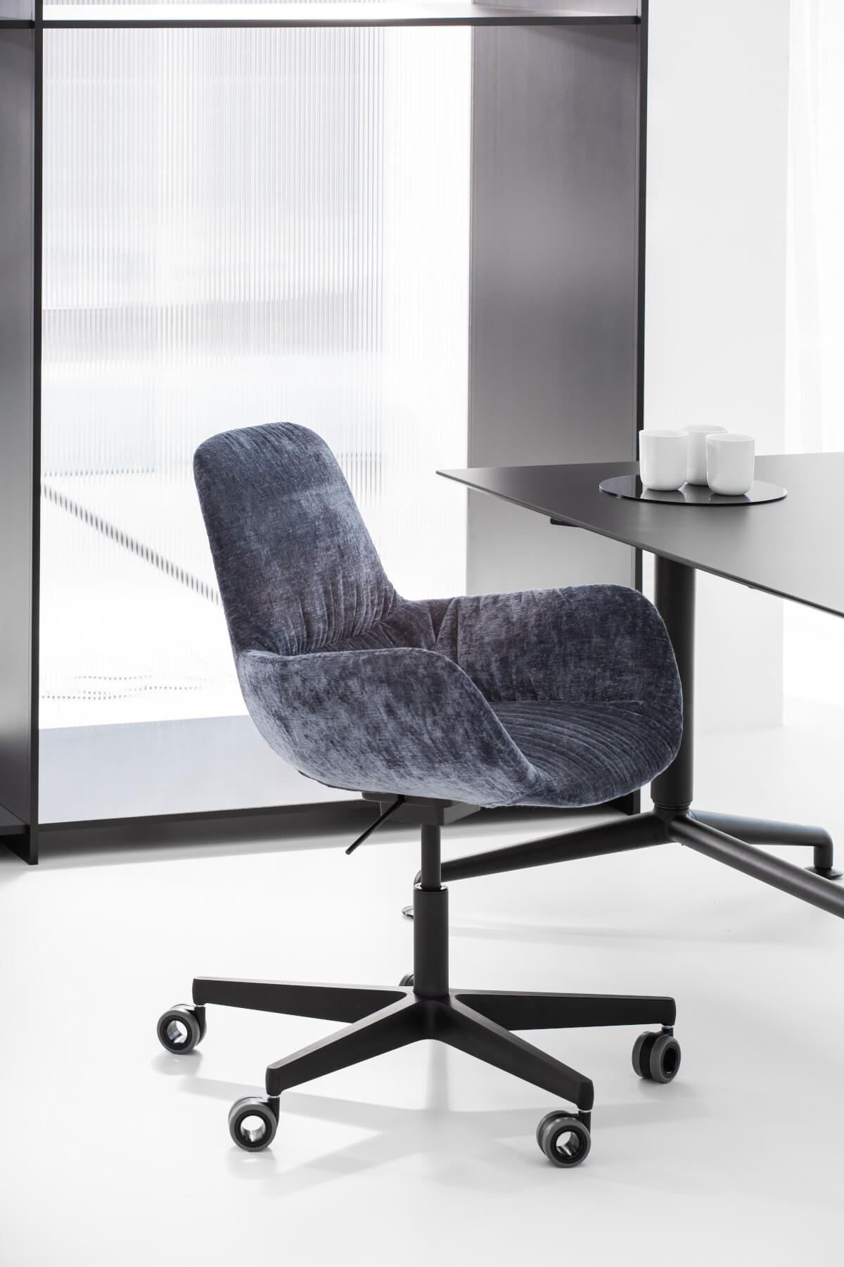 Wagner W-Club Compact Loungesessel mit stabilem schwarzem Aluminium-5-Strahl-Gestell und ergonomischem Sitzkomfort