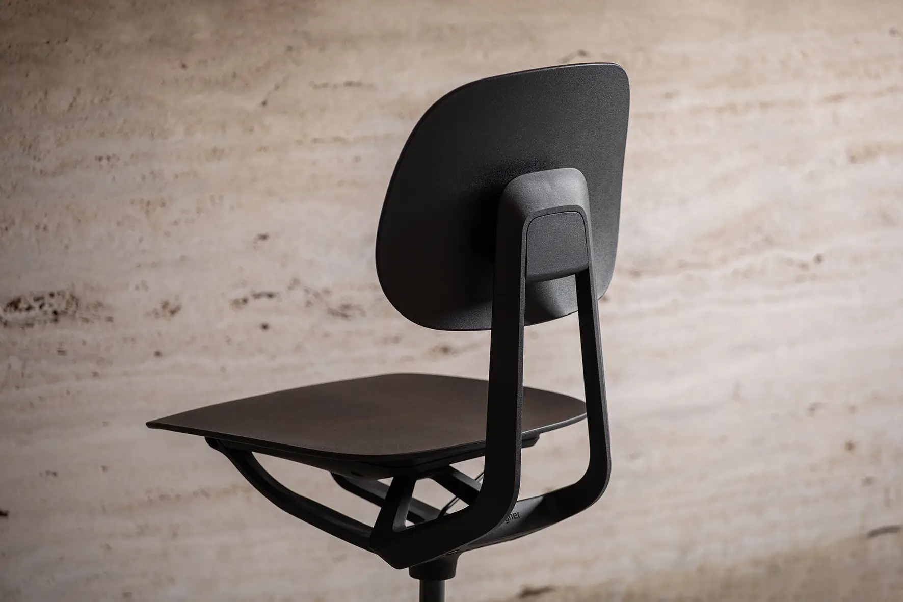 Detailaufnahme des Wagner S2 Work Arbeitsstuhls mit ergonomischer Rückenlehne und flexiblem Sitzsystem.