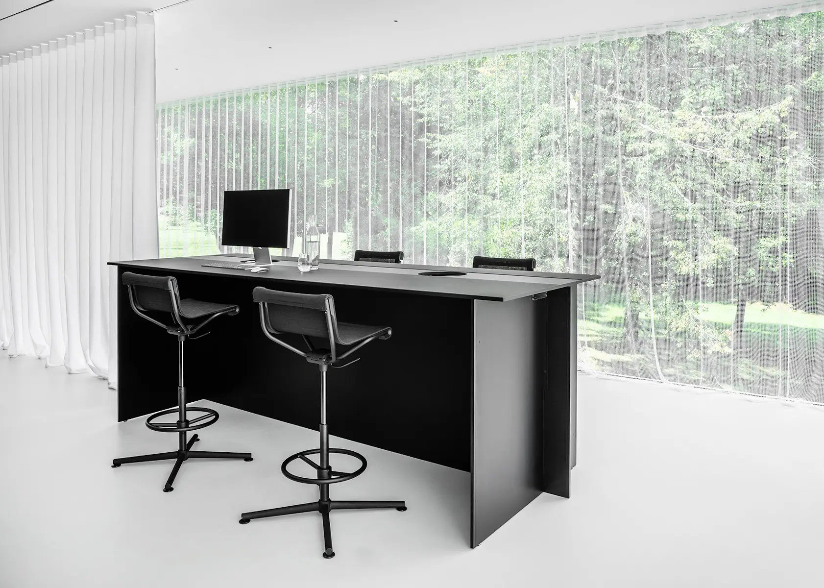 Zwei Wagner d1 Highstools in hoher Ausführung an einem modernen Schreibtisch im Büro.
