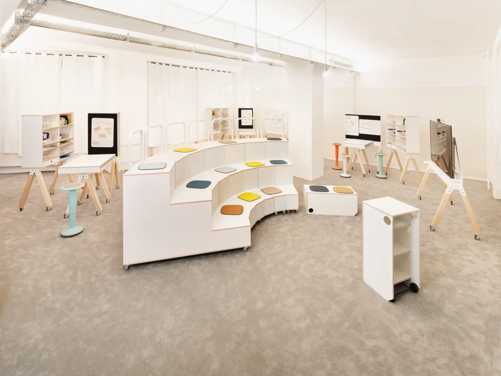 Interstuhl WHAT IF WE FLY WT202 Stehtisch in einem modernen Workshopraum