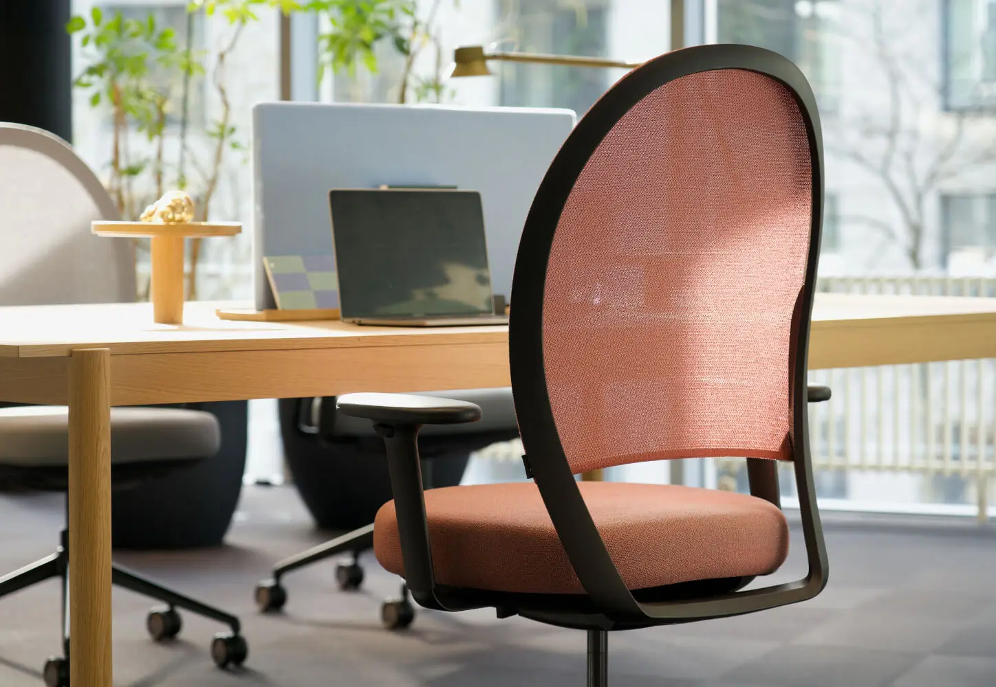 Girsberger Marva Net Bürostuhl in einer nahen Ansicht am modernen Arbeitsplatz.