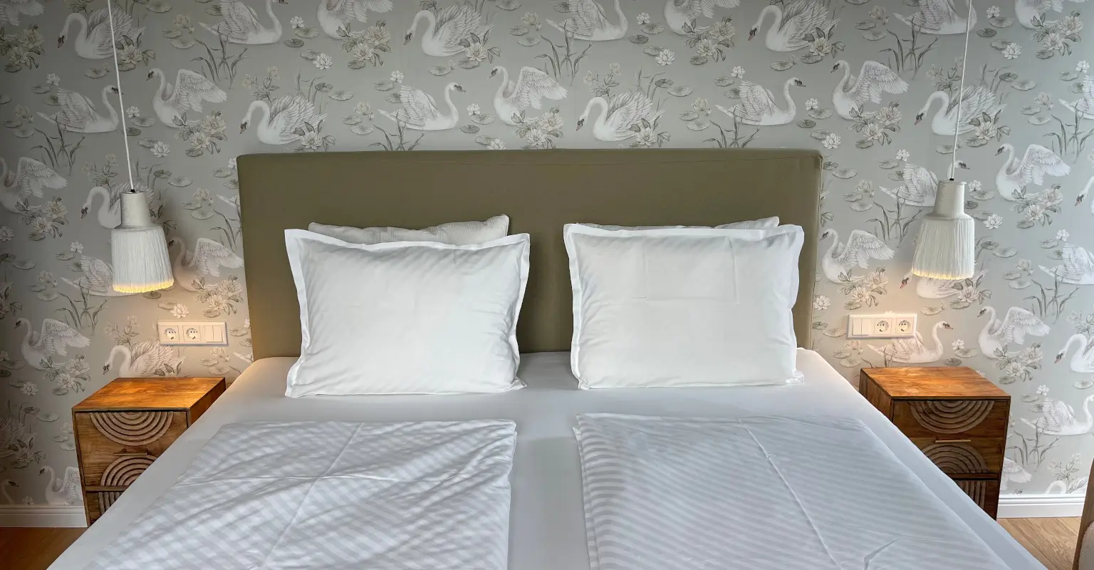 Hotelzimmer im Alwine Landhaus an den Spreewiesen mit FRAUMAIER Pascha Pendelleuchte in Weiß