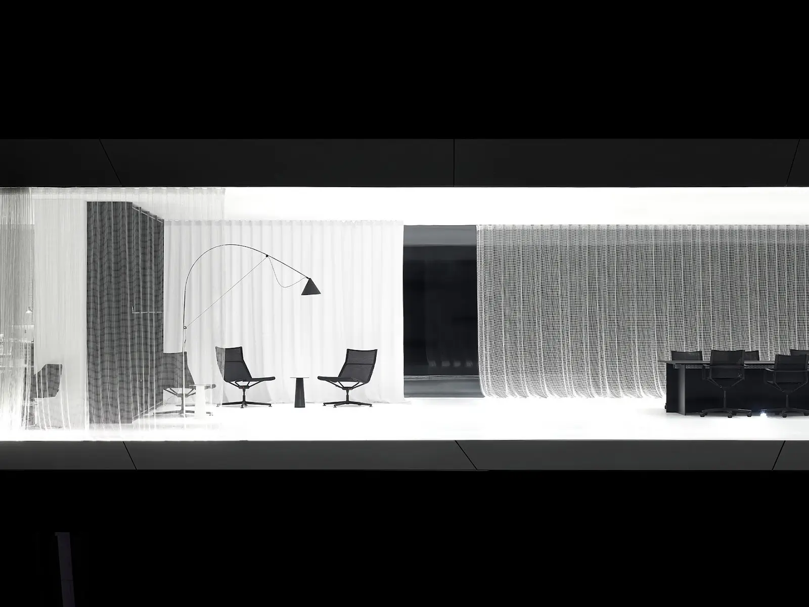 Wagner d1 Low Lounge Loungesessel in einer modernen Architektur- und Loungegestaltung mit transparenten Vorhängen.