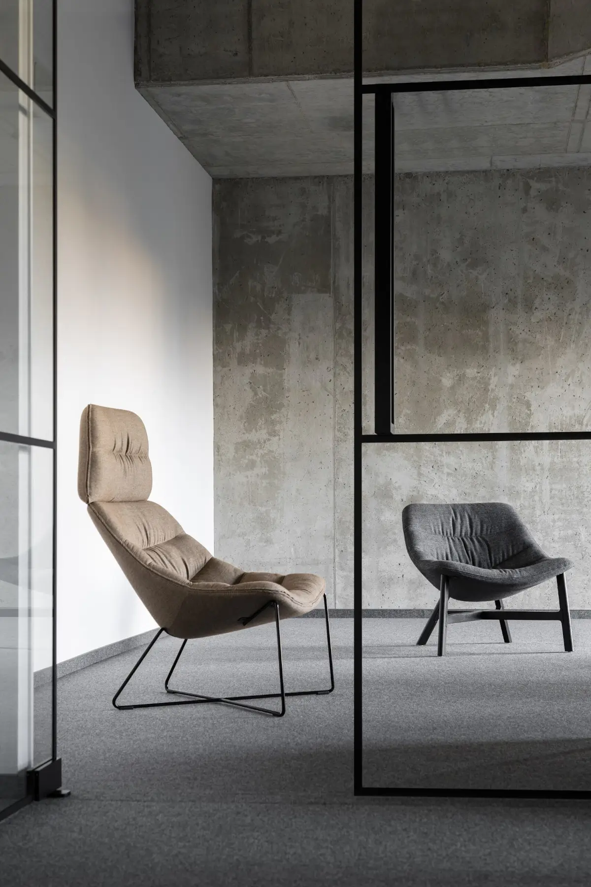 Noti Mishell Soft XL Sessel mit Kufengestell in einem modernen Lounge- und Objektbereich