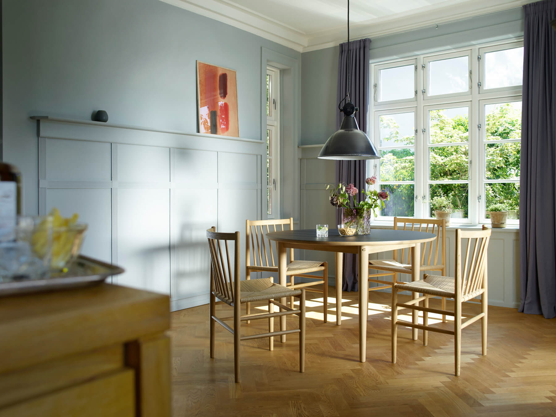 J80 Stuhl von FDB Møbler im minimalistischen Wohnbereich – funktional, elegant und hochwertig verarbeitet