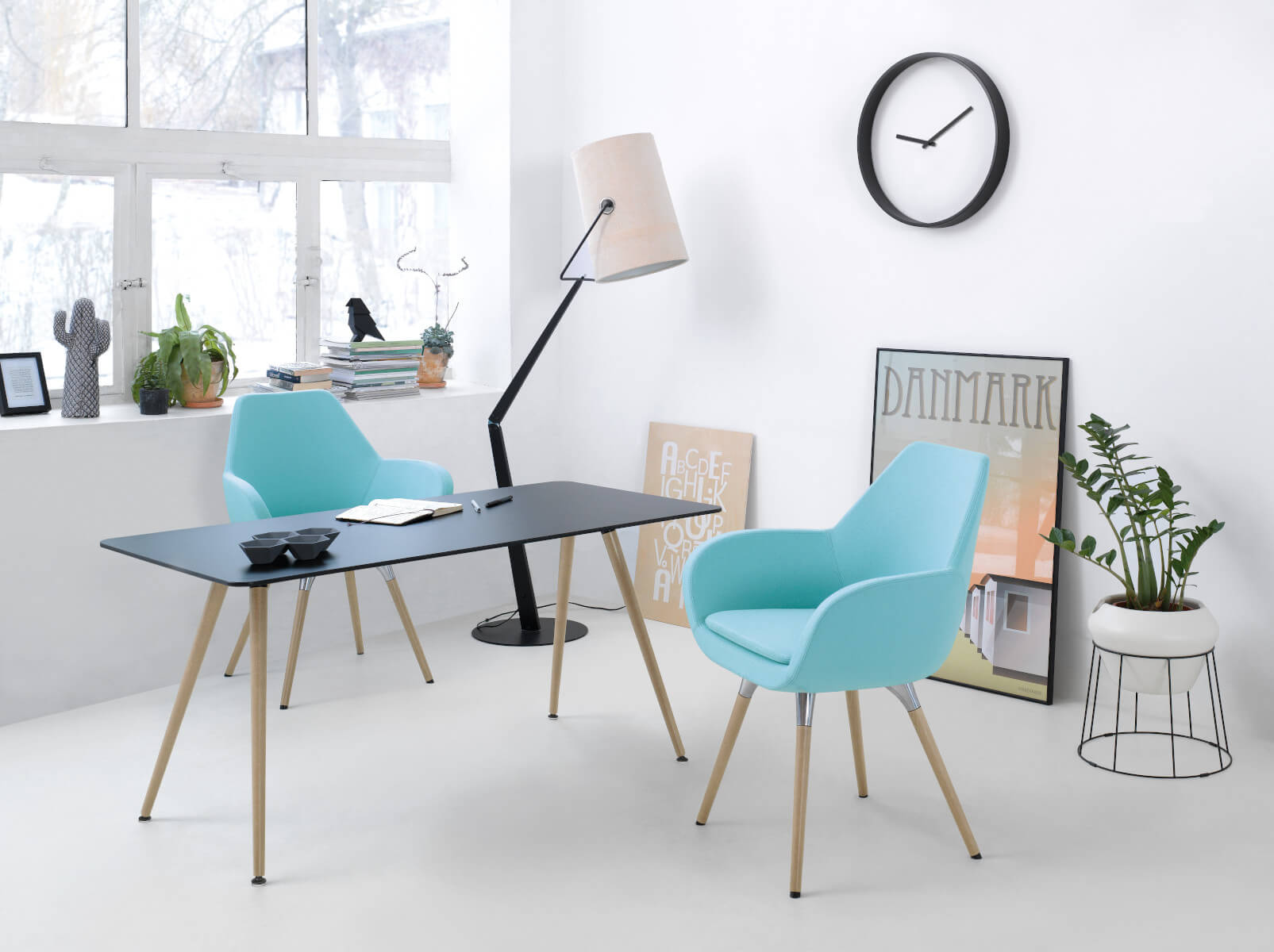 Stabiler Profim Fan 10HW Sessel mit natürlichem Holzgestell, komfortabler Sitzkomfort, modernes Design