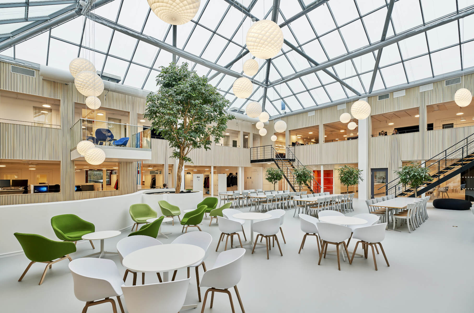 Design-Pendelleuchte Patera von Louis Poulsen mit blendfreiem Licht für elegante Wohn- oder Essbereiche.