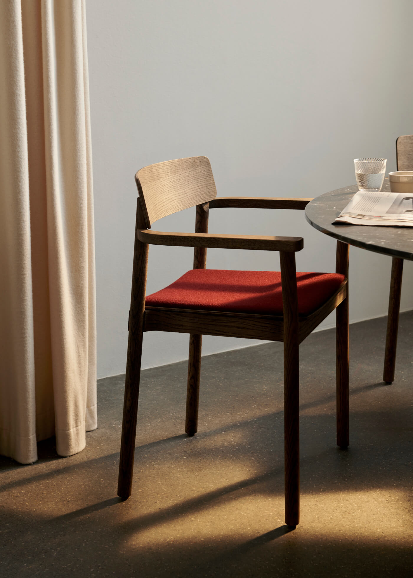 Eleganter Betty TK11 Armlehnstuhl von &Tradition, ergonomisch und hochwertig – perfektes Ambiente für Essbereich