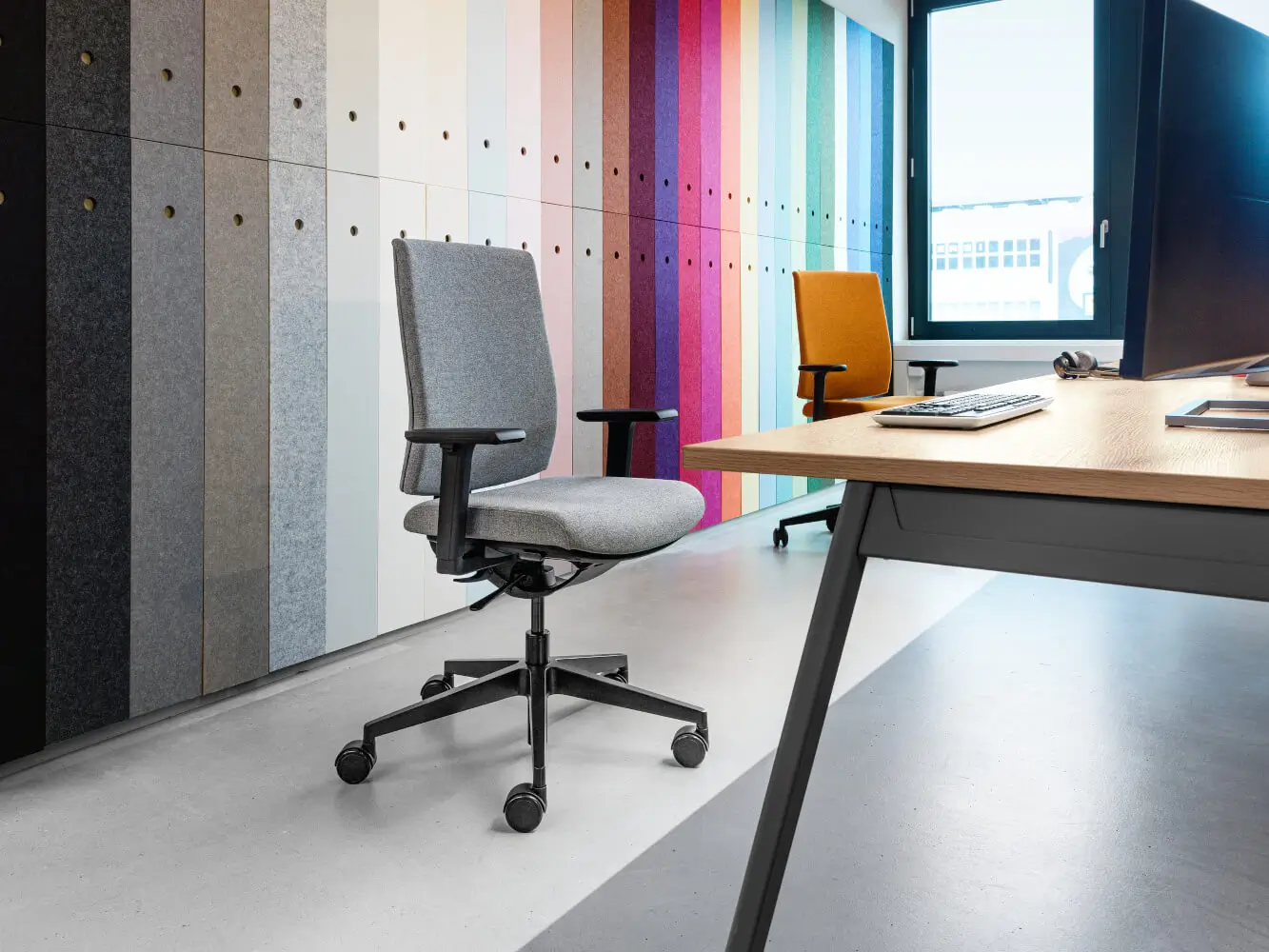 Girsberger Kyra Bürostuhl mit Armlehnen und 5-Stern-Fußkreuz für einen ergonomisch eingerichteten Homeoffice-Arbeitsplatz.