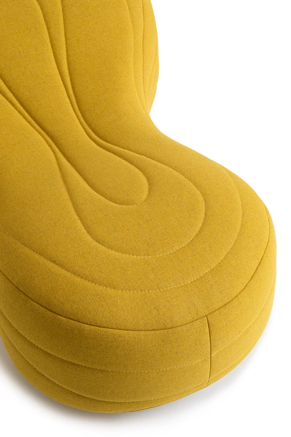Noti Bouli Sofa 2-Sitzer in Gelb mit detailreicher Polsterung und organisch verlaufenden Nähten