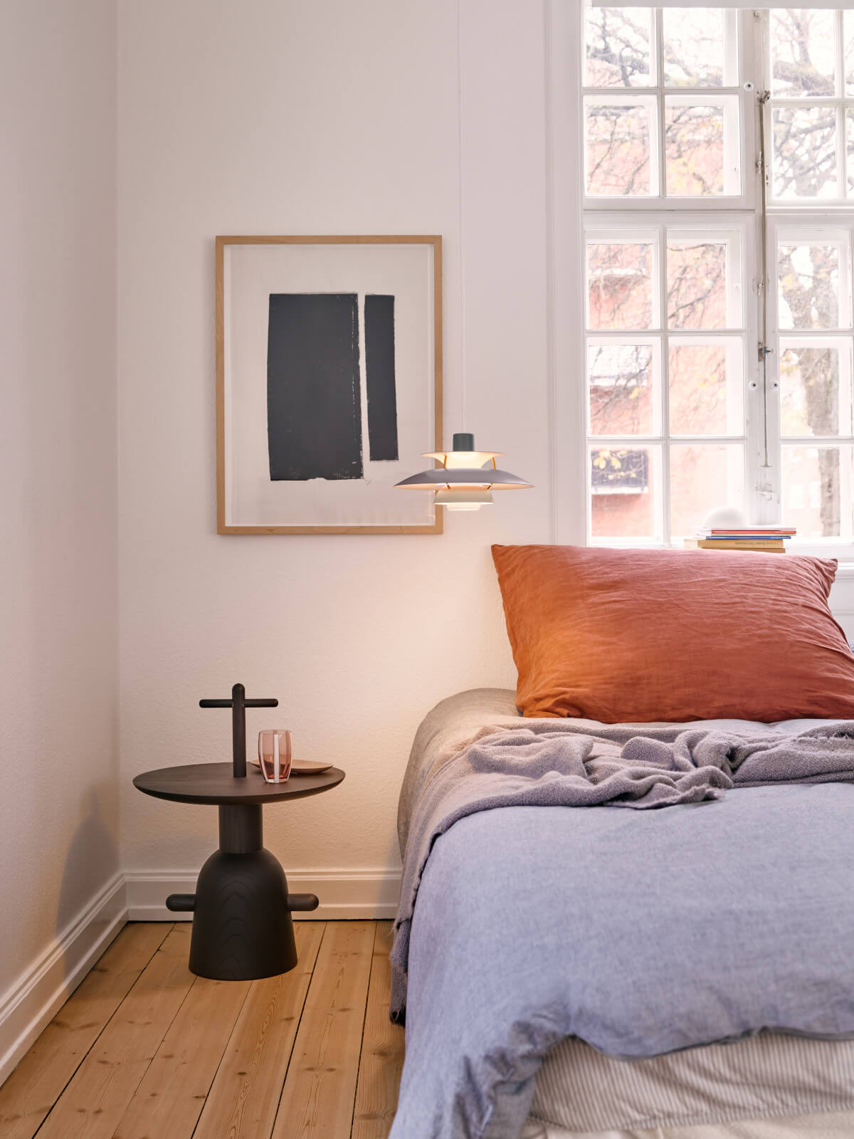 Moderne Louis Poulsen PH5 Mini Pendelleuchte mit klassischem Schirm für harmonische Ambiente-Beleuchtung.