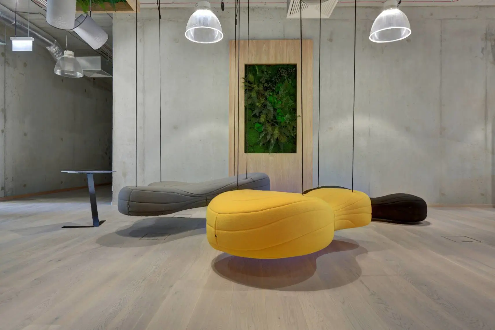 Noti Bouli Sofa 3-Sitzer in Gelb mit Fußgleitern zusammen mit weiteren Bouli Sofas in modernem Interieur
