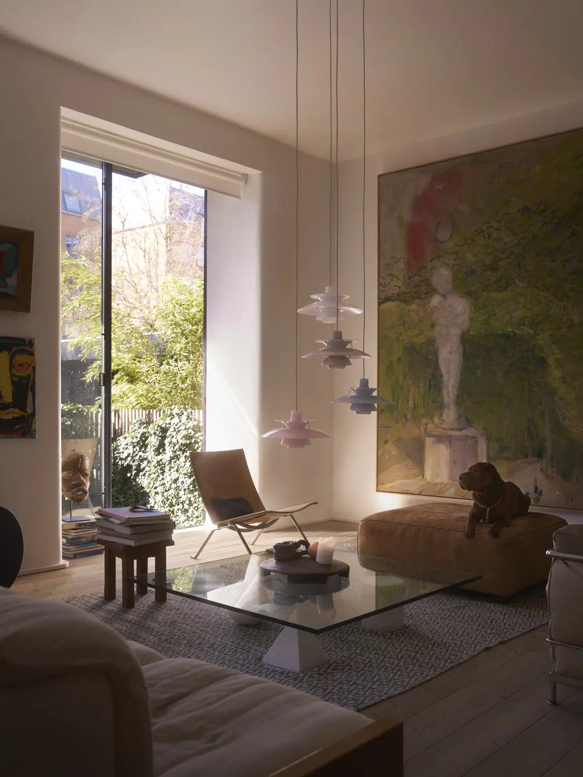 Mehrere Louis Poulsen PH 5 320 Opal Pendelleuchten in verschiedenen Farben in einem modernen Wohnzimmer