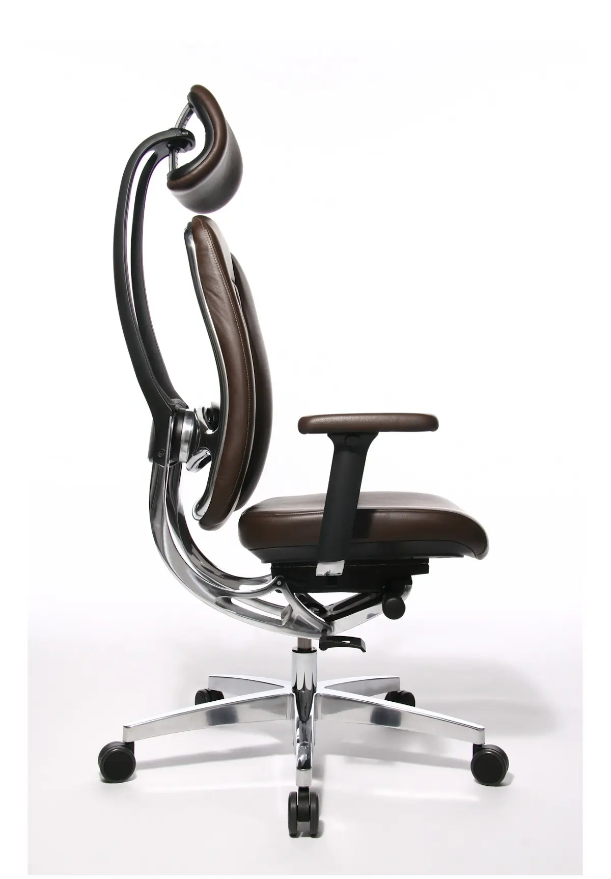 Seitenansicht des Wagner AluMedic Limited S Bürostuhls mit Kopfstütze, braunem Lederbezug, ergonomischer Rückenlehne, Synchronmechanik und poliertem Aluminium-Fußkreuz.