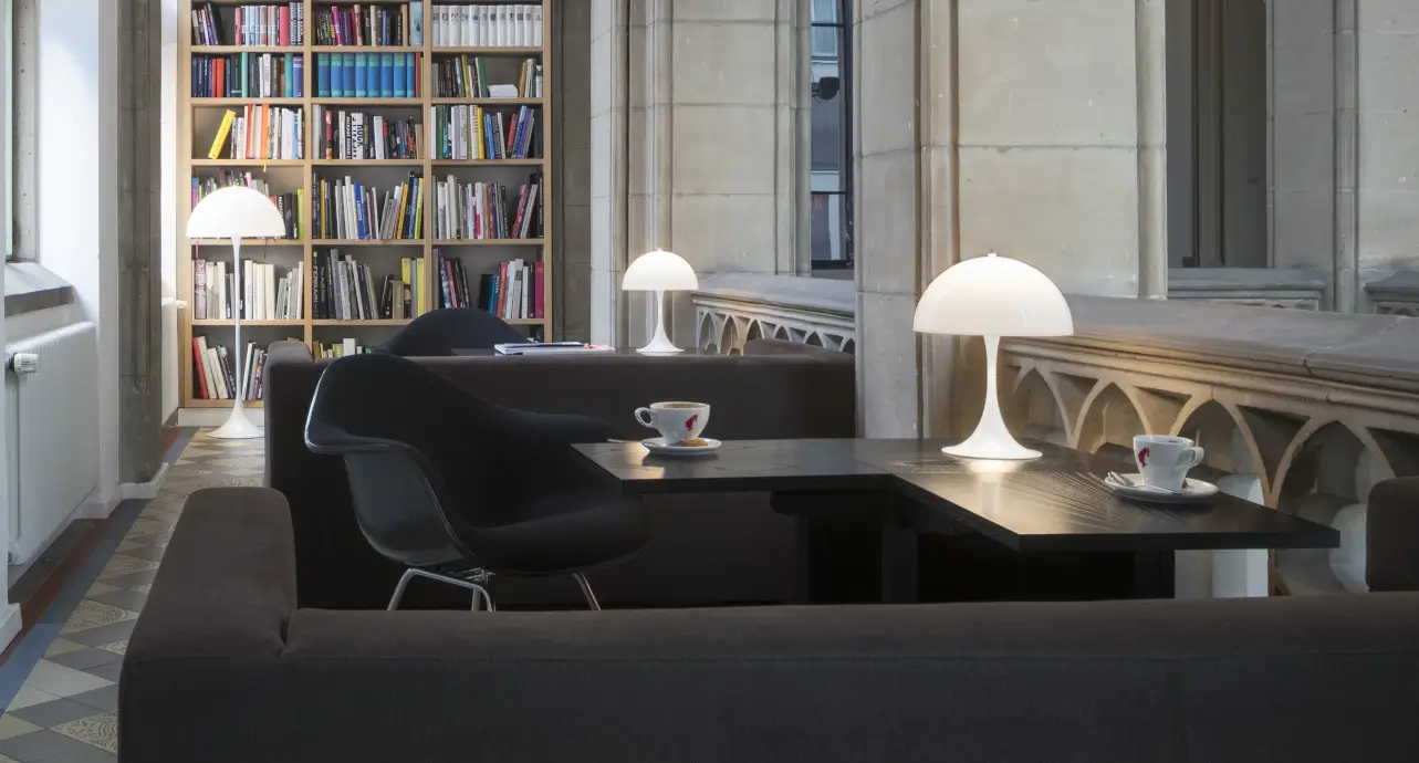 hotel-lobby-wohnliche-gestaltung-designleuchten.webp?width=3000