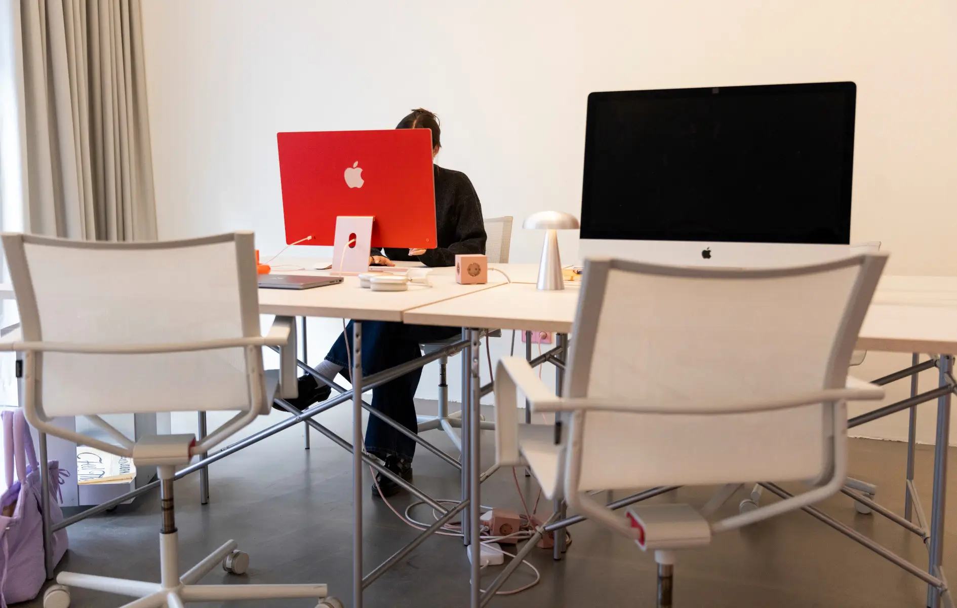 Arbeitsplatz bei Babes Agency mit Wagner d1 Office Arbeitsstuhl mit Armlehne in Weiß