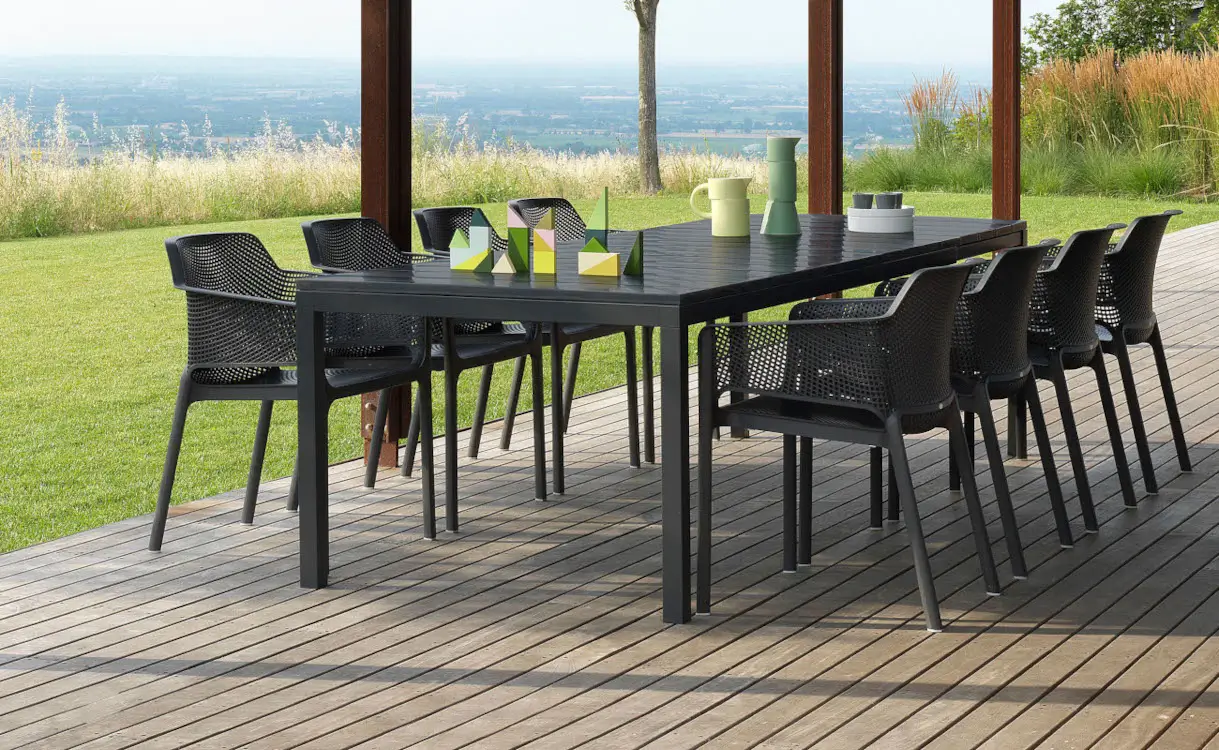stapelbare-kunststoff-gartenstuehle-grosse-terrasse.webp?width=3000