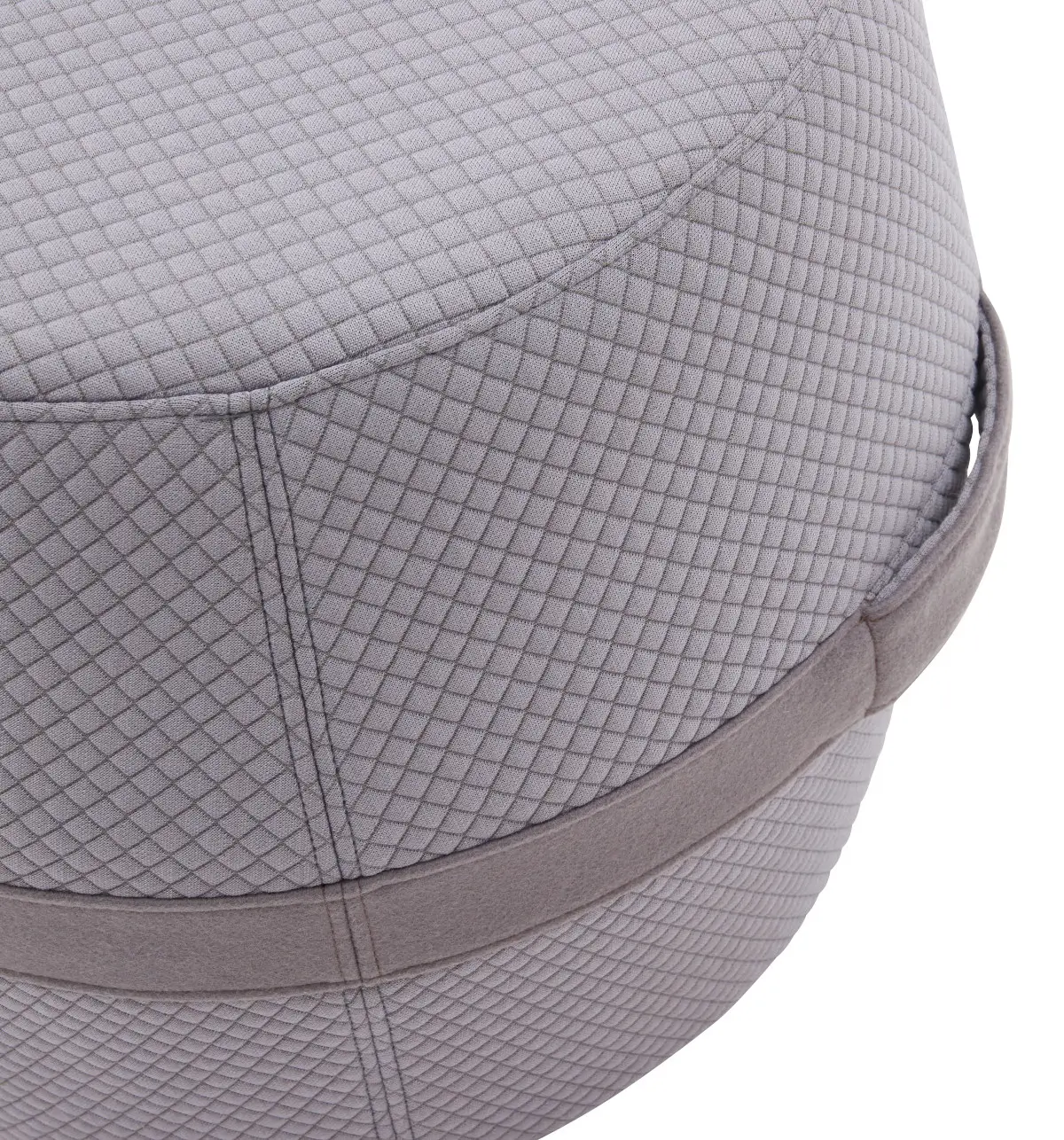 Detailansicht des Softline Lisbon Hockers Small in Grau mit strukturierter Polsteroberfläche, sichtbaren Nähten und umlaufendem Band.