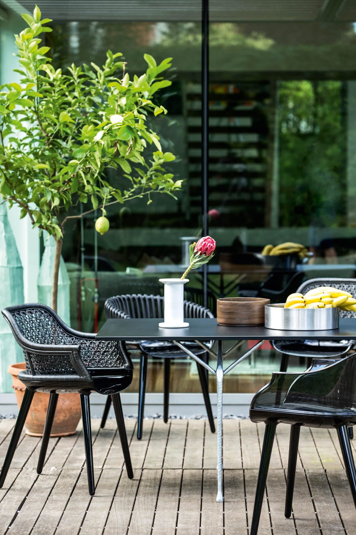 Schwarzer Magis Cyborg Elegant Stuhl am Designer-Tisch, bequem, edel und ideal für Wohn- oder Büroambiente