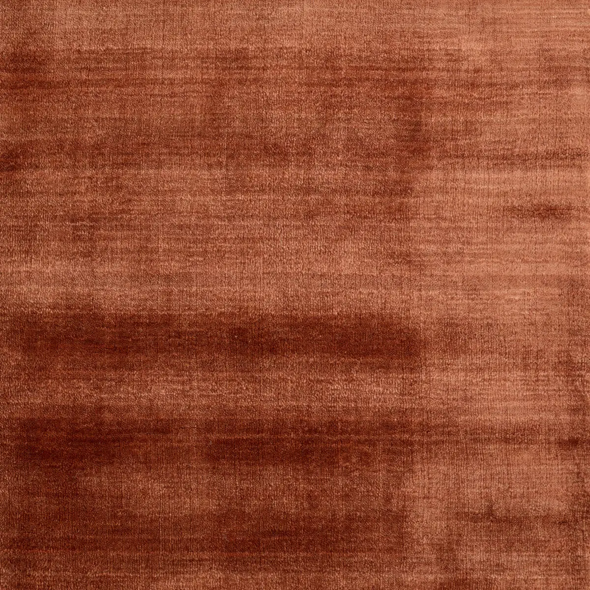 Detailansicht des Massimo Copenhagen Bamboo Teppichs in Kupfer mit dichtem Flor und schimmernden Farbverläufen zwischen Rostrot und Braun.