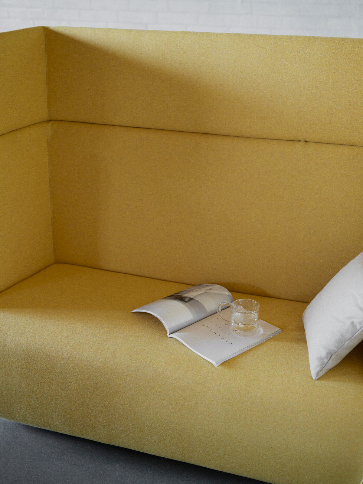 Basket Sofa niedrig von Softline, minimalistisches Designersofa mit Stoffbezug und klarer Form