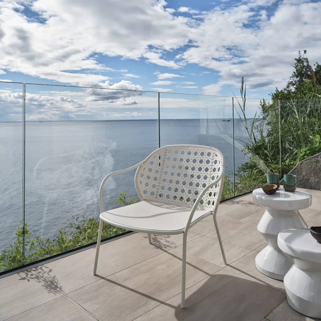 Gervasoni Brise 26 Loungesessel pearl auf Terrasse im Outdoor Bereich
