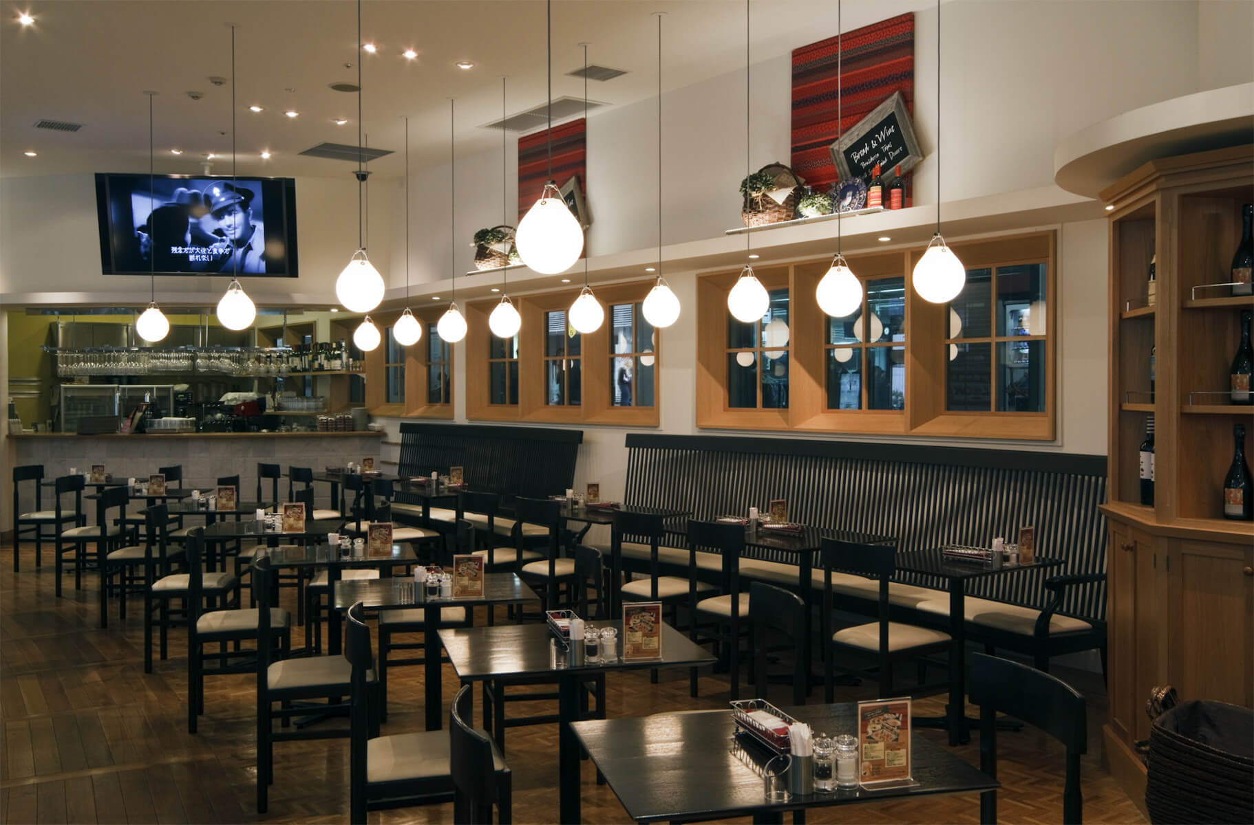 Louis Poulsen Moser Pendelleuchte mit mundgeblasenem Opalglas für weiches, blendfreies Licht im Wohnbereich.